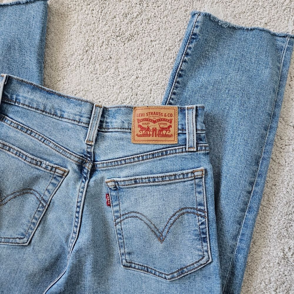 Levi's | Wedgie Straight Leg Button Fly Jeans in Light Wash Denim, Women's 25 - Picture 6 of 7